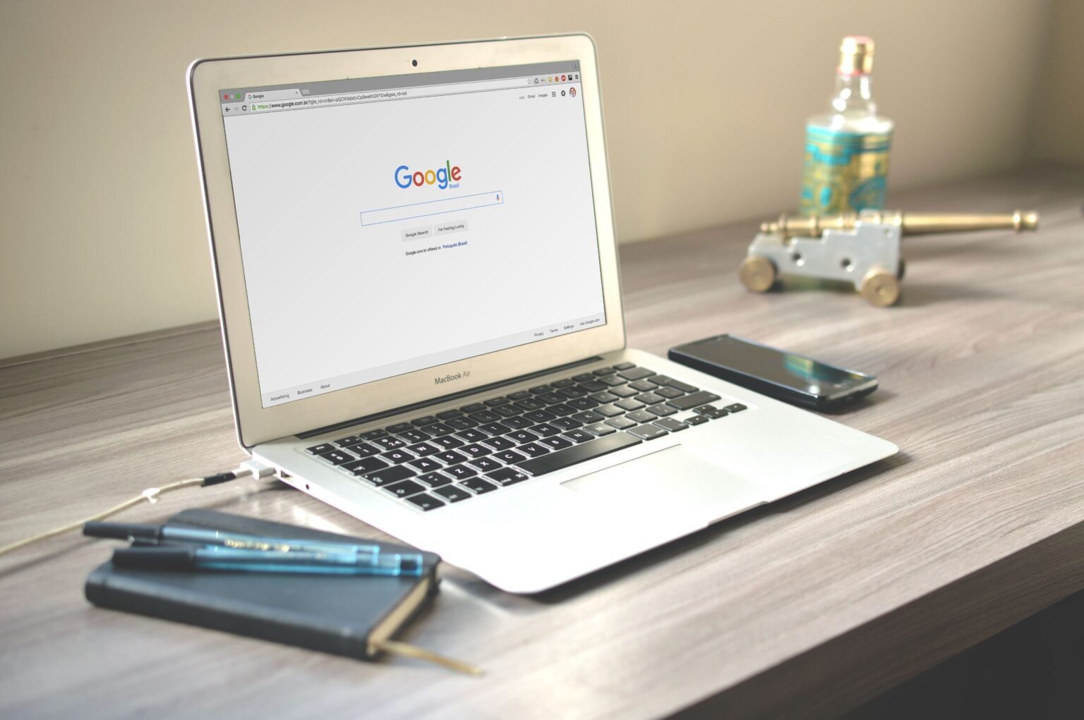 Ordinateur portable affichant une recherche Google, illustrant la montée des IA Overviews