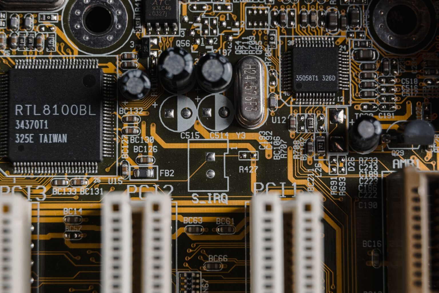 UST et Claude : Anthropic s’attaque à l’IA physique Carte électronique avec microprocesseurs et circuits, symbole de l'industrie des semiconducteurs