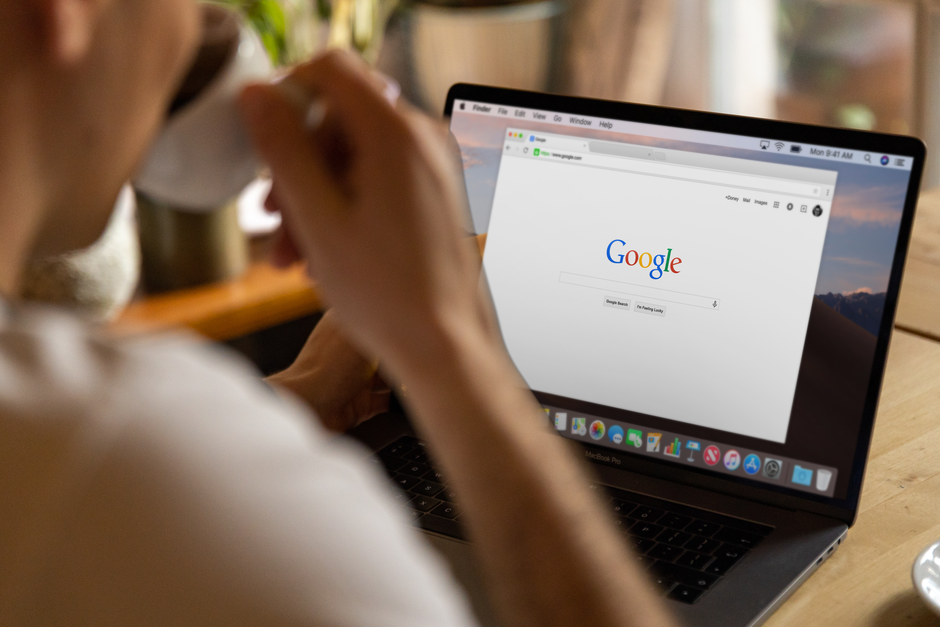Gemini dans Chrome arrive au Royaume-Uni, toujours absent de France Personne naviguant sur un ordinateur portable, illustrant l'usage d'un navigateur web