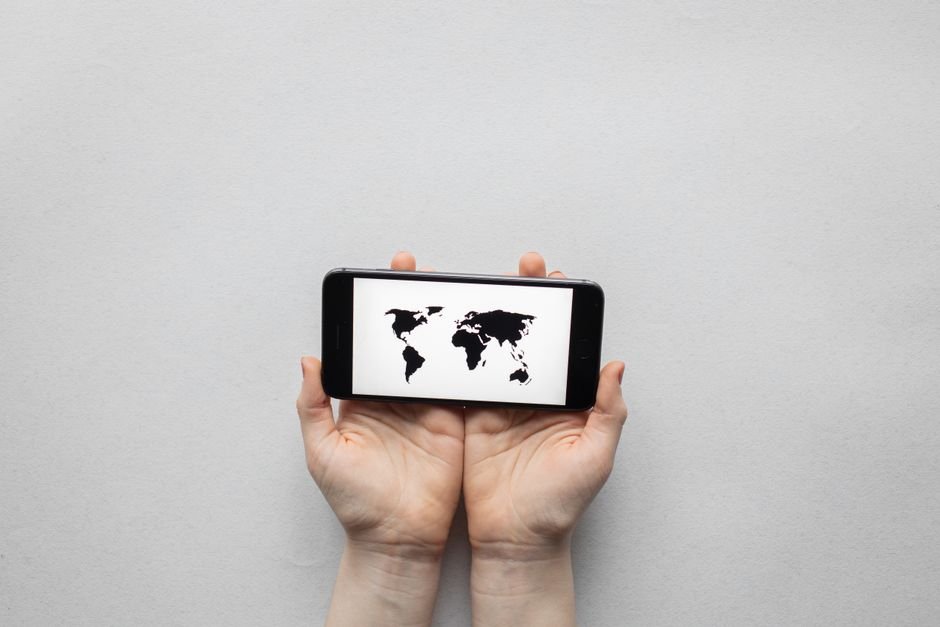 Current AI : 400 millions de dollars pour un web mondial de l’intelligence artificielle Réseau mondial et carte du monde technologique, illustration du projet Current AI