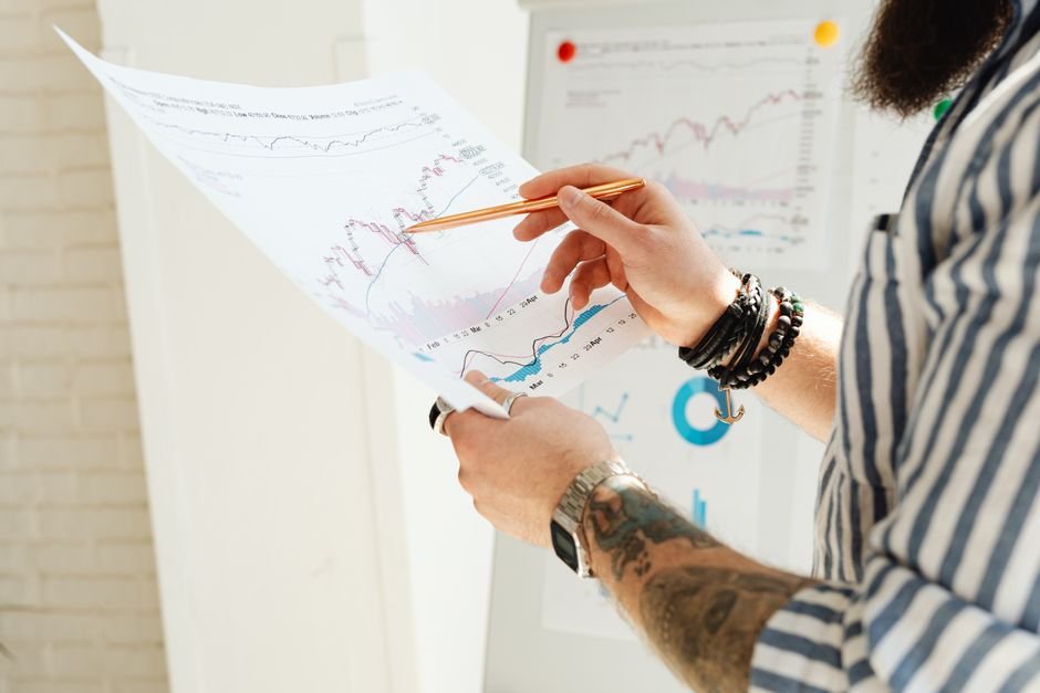 Prix Nobel et dirigeants IA alertent sur l’impact économique de l’IA Analyse de graphiques économiques et rapport financier