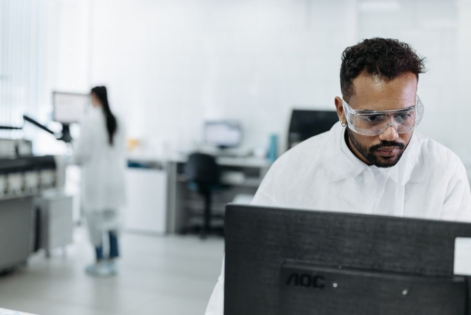 Anthropic investit 10 millions de dollars dans la recherche IA au Canada Chercheur travaillant sur ordinateur dans un laboratoire, illustration de la recherche IA au Canada