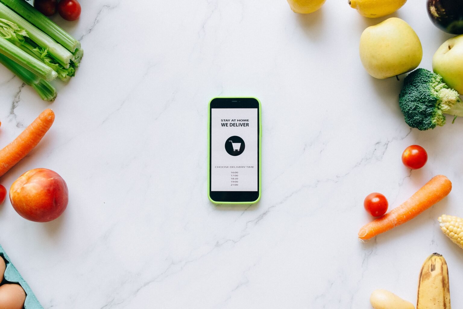 Google AI Mode peut désormais agir dans Instacart, Canva et YouTube Application mobile de livraison de courses sur un smartphone, illustration Google AI Mode et Instacart