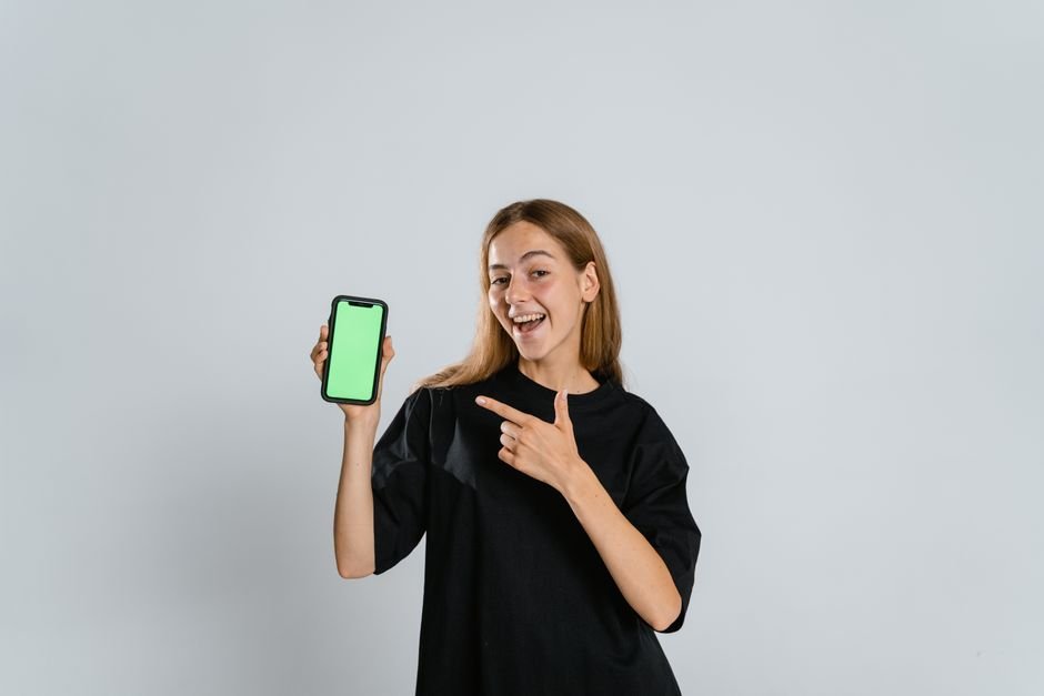 Google va signaler les publicités générées par l’IA Écran de smartphone affichant une publicité numérique générée par IA