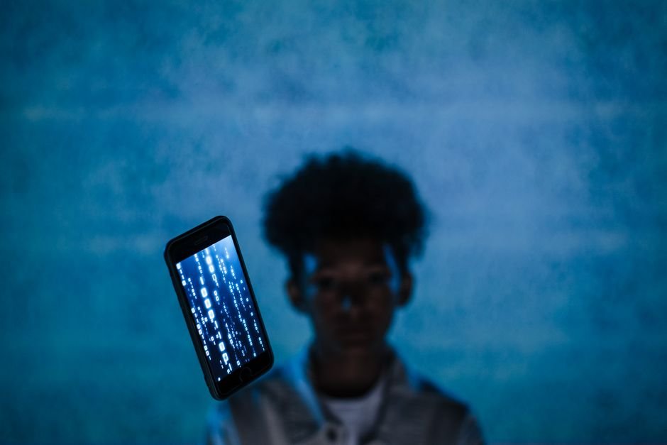 Apple Intelligence Chine : Pékin valide le lancement avec Qwen d’Alibaba et Baidu Smartphone avec du code numérique en surimpression, illustrant Apple Intelligence en Chine