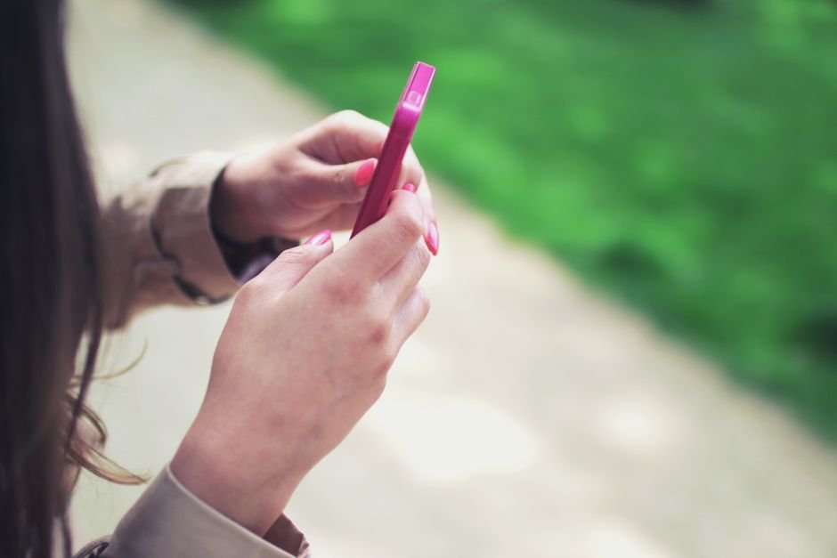 Étude : LinkedIn champion du contenu IA généré en masse Personne tapant sur un smartphone illustrant la publication de contenu sur les réseaux sociaux