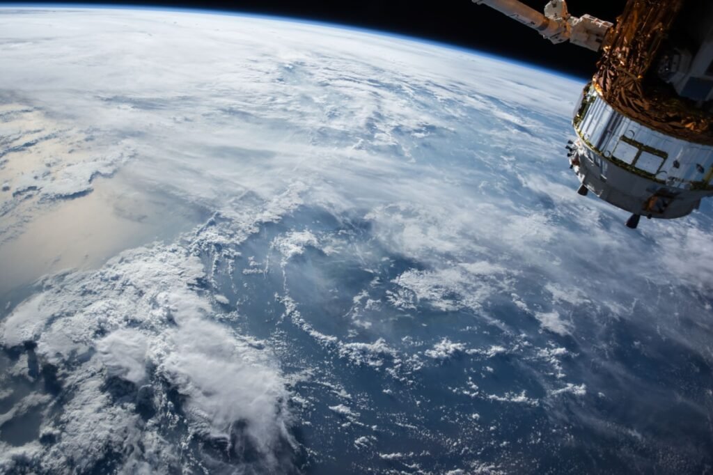 L’Empire de l’IA : SpaceX prépare une expansion massive pour le modèle Grok Illustration conceptuelle d'un satellite Starlink diffusant des réseaux de neurones d'intelligence artificielle vers la Terre