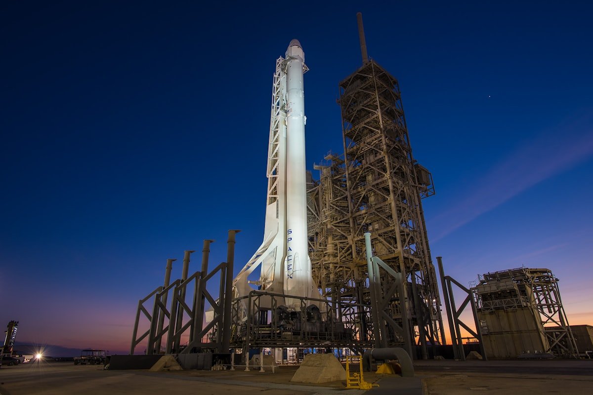 SpaceX xAI fusion Grok AI data streams Fusée SpaceX et intelligence artificielle Grok connectée à une constellation satellitaire