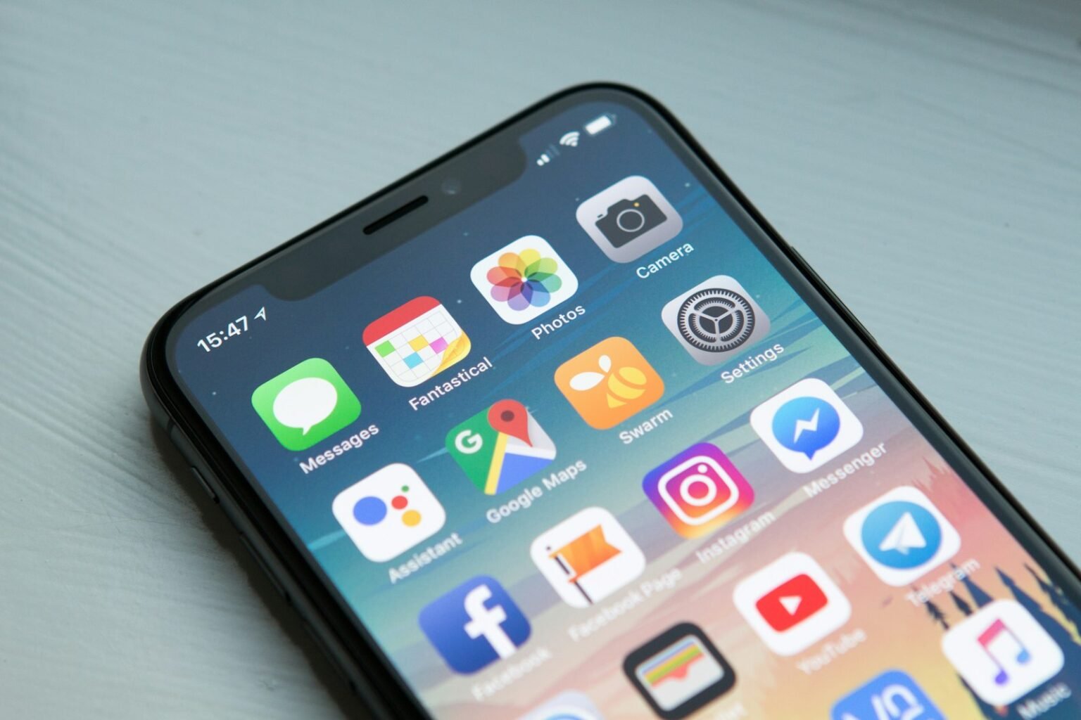 Personne utilisant un smartphone, contenu social type Spotlight