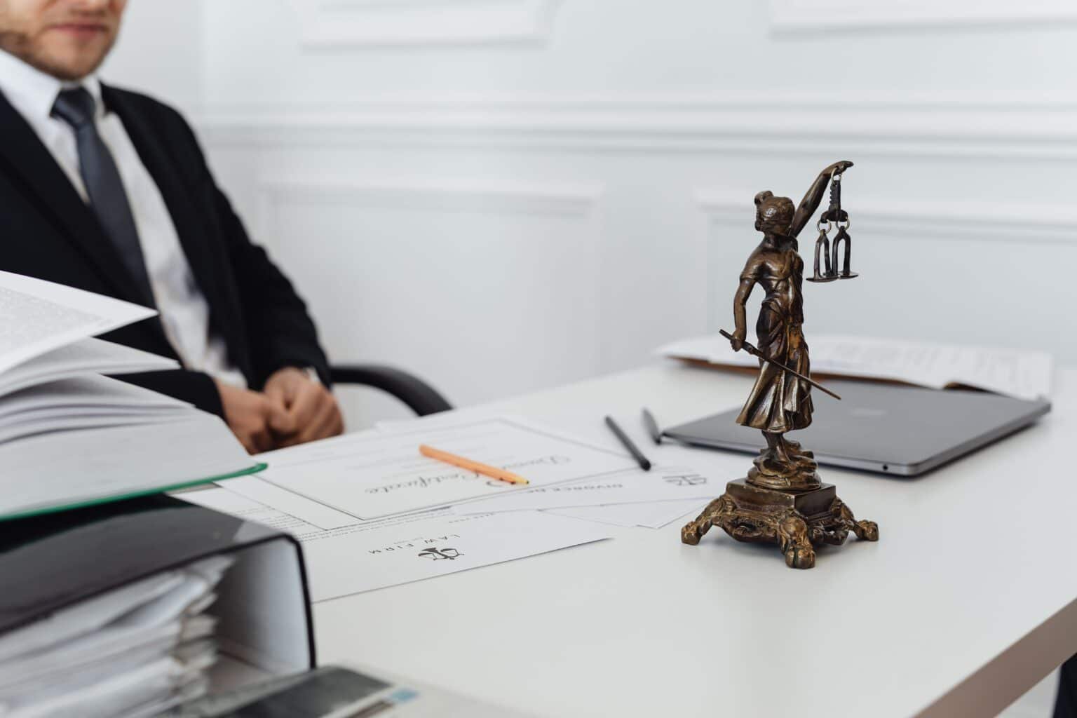 Bureau d'avocat avec statuette de la justice et documents, illustrant le litige juridique entre Runlayer et Rippling autour de la passerelle MCP