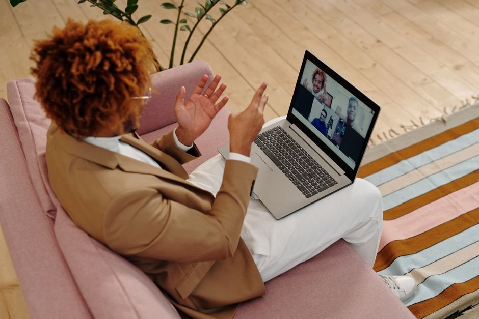 Synthesia Roleplay Sessions : l’IA s’invite dans la formation en entreprise Employé en visioconférence s'entraînant à une conversation professionnelle avec un avatar IA