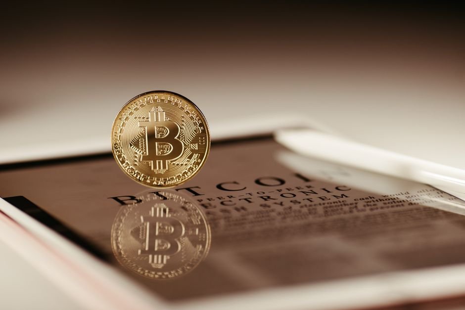 Binance Agent OS : les agents IA peuvent trader sur la plateforme Illustration abstraite de trading crypto avec agents IA sur Binance Agent OS