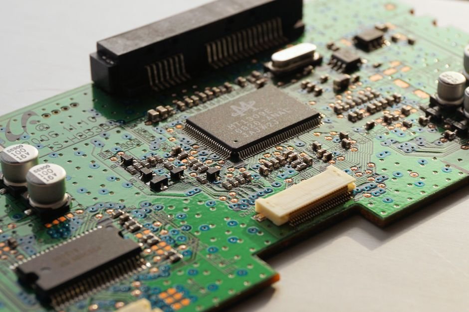 Muse Glimmer : Meta lance un modèle IA open-weight de 30 milliards de paramètres Gros plan sur un circuit imprimé et une puce électronique, illustrant un modèle IA local
