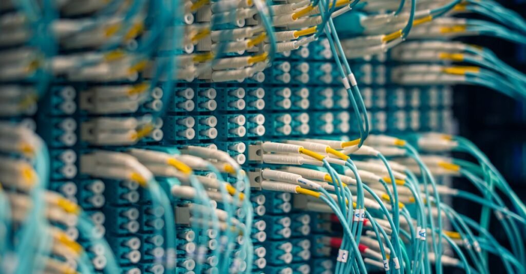 Cerebras CS-4 : la puce IA deux fois plus rapide que la CS-3 Baie de serveurs et câblage réseau dans un data center, illustrant l'accélérateur IA Cerebras CS-4