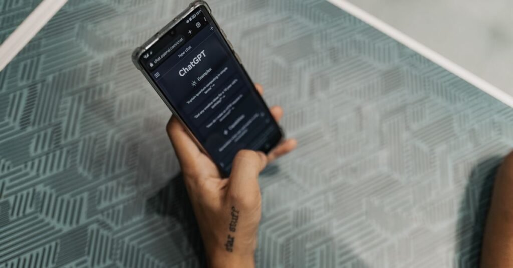 Chatbots anti-avortement : une étude accuse ChatGPT et Gemini Personne tenant un smartphone affichant l'application ChatGPT, illustrant l'étude sur les chatbots et les sites anti-avortement