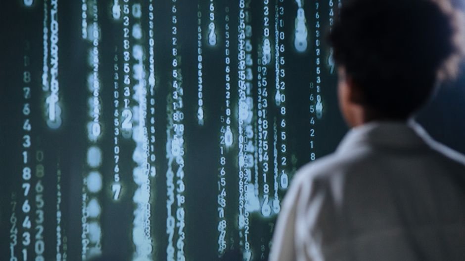 Cyberattaques IA Chine : DeepSeek multiplie les attaques selon TeamT5 Illustration abstraite de cybersécurité et intelligence artificielle avec écran de données