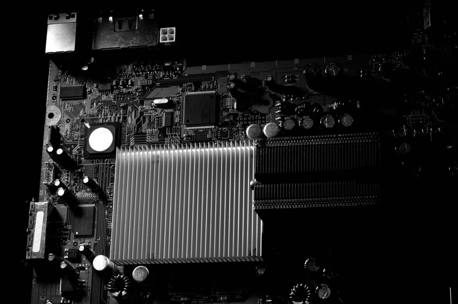 Granite 4.2 : IBM sort des modèles open source avec raisonnement natif Illustration Granite 4.2 IBM : texture pierre sombre et circuits, raisonnement natif open source