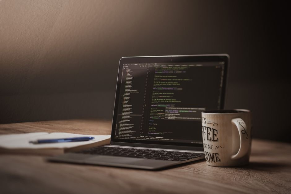 Junie Local JetBrains : coder en IA sans le cloud Ordinateur portable affichant du code dans un espace de travail, illustrant l'agent de codage local Junie Local de JetBrains