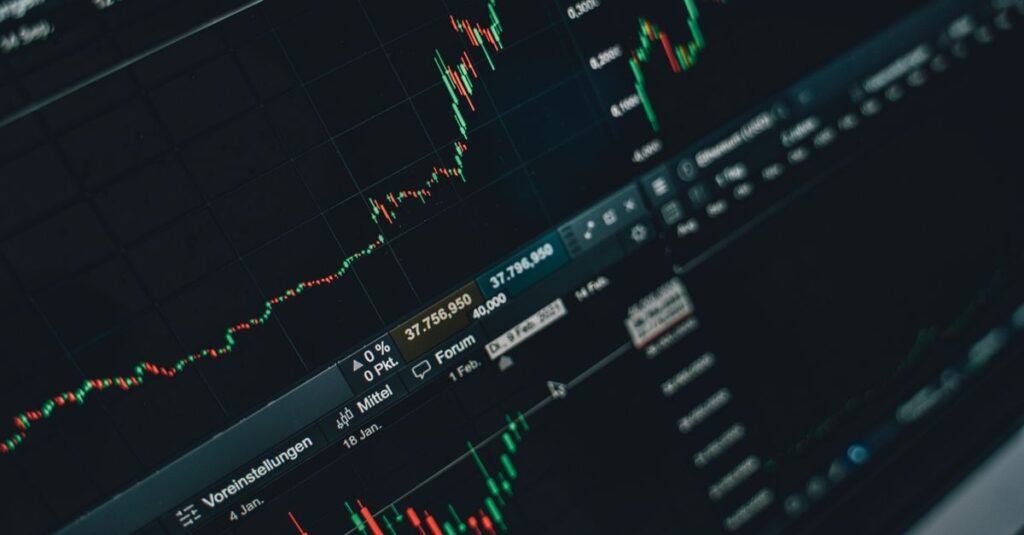 Écran affichant des graphiques de croissance financière, illustrant le projet d'investissement de Nvidia dans Perplexity