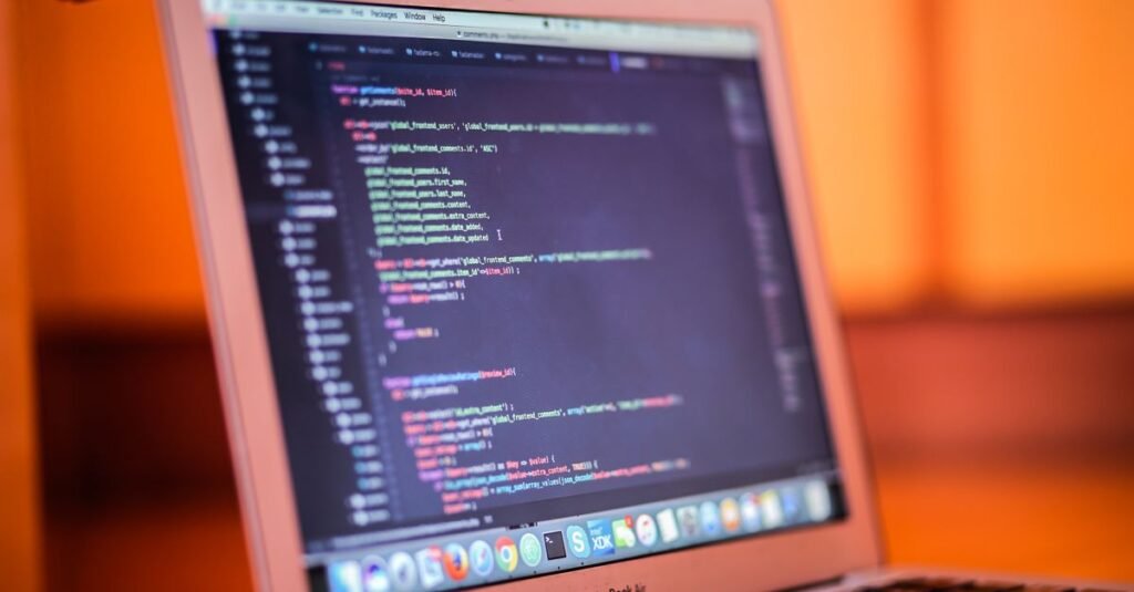 Écran d'ordinateur affichant du code, illustrant le modèle IA mystère Ox Alpha apparu sur OpenRouter