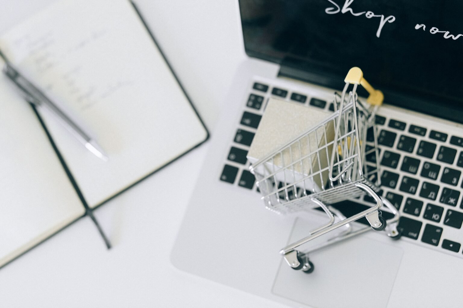 Petit chariot miniature sur un clavier d'ordinateur, illustrant le litige entre Perplexity et Amazon autour de l'agent shopping IA