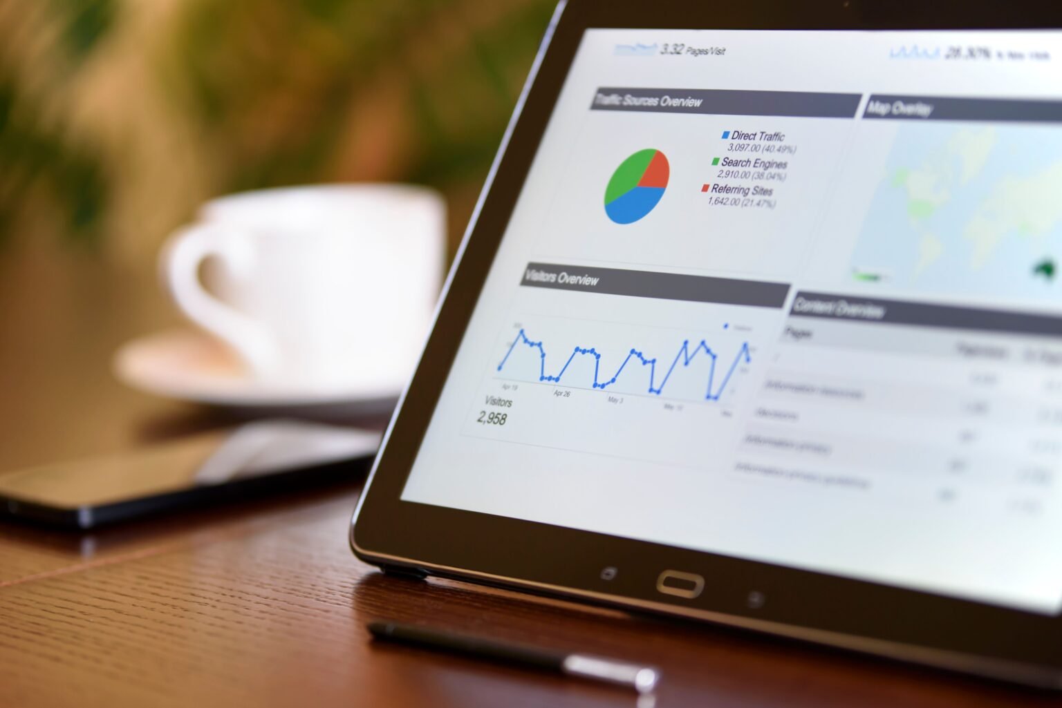 Gemini Enterprise Plugins : Google préparerait des mini-apps IA Tablette affichant un tableau de bord analytique dans un bureau professionnel