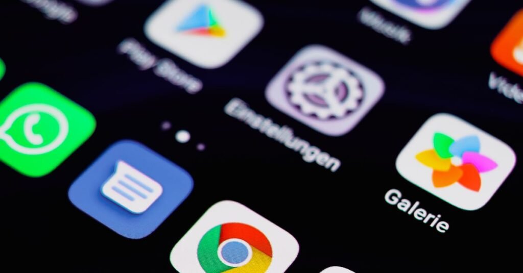Icônes d'applications mobiles sur un écran de smartphone, illustrant l'adoption massive des applications d'IA comme Gemini