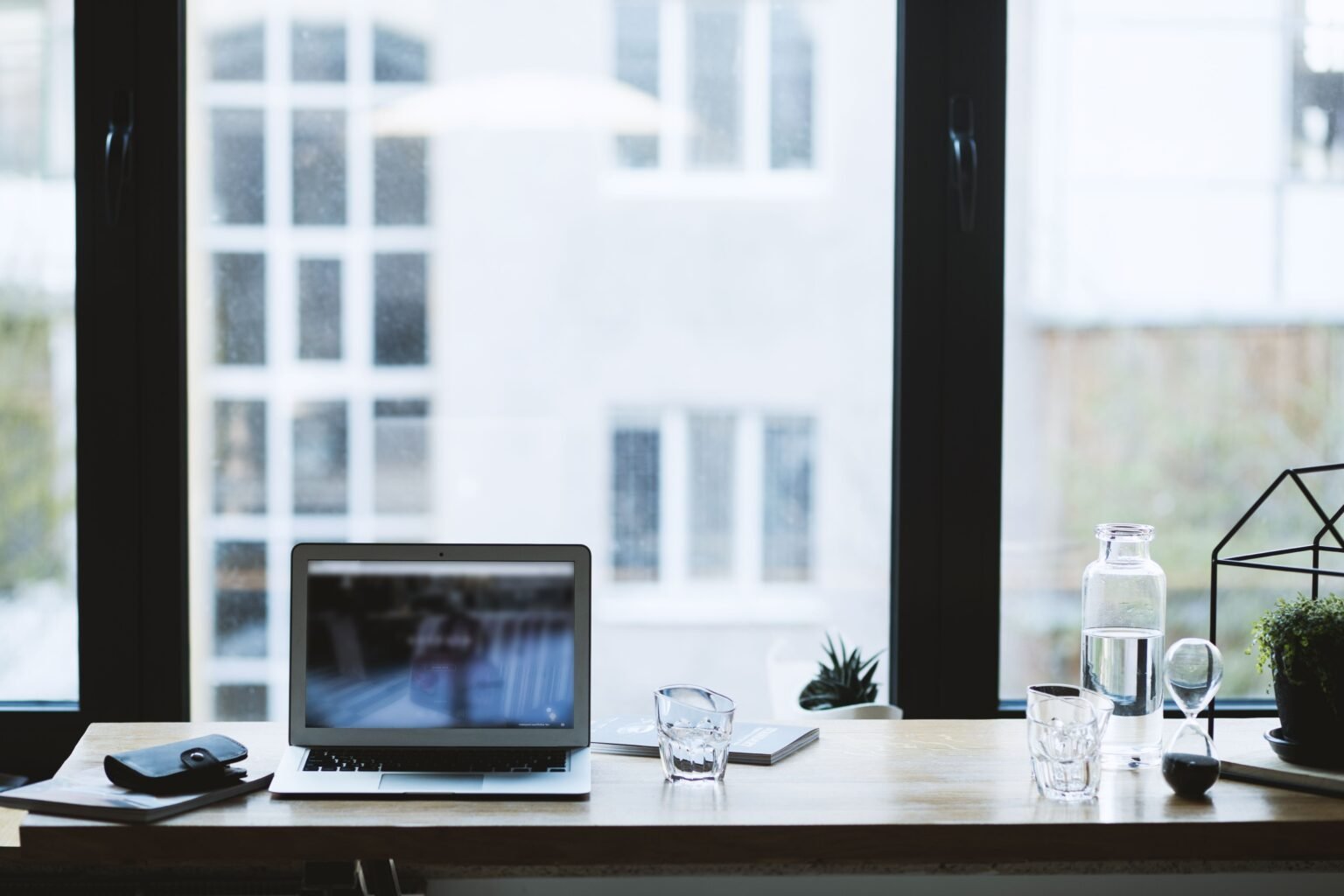 Poste de travail avec ordinateur portable illustrant les outils IA 2026