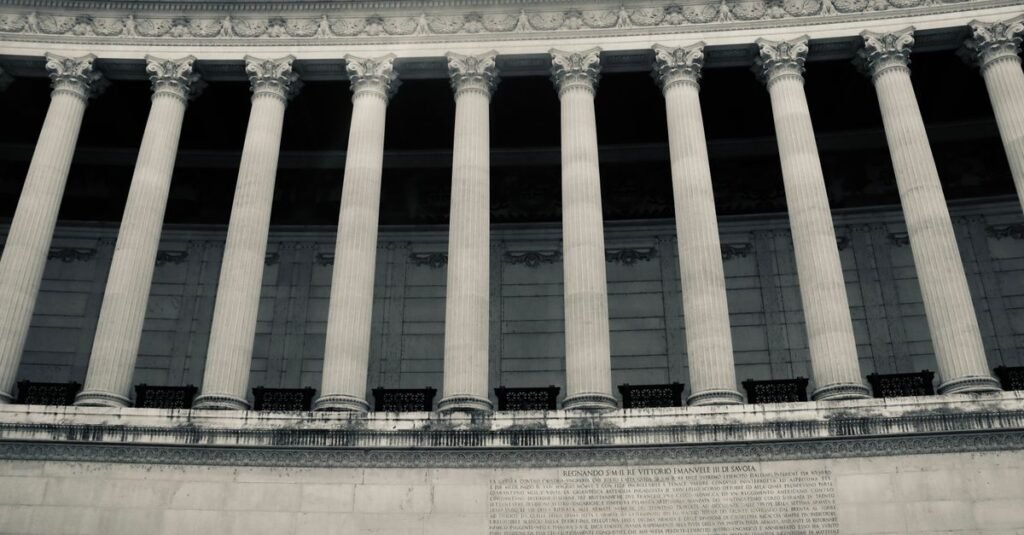 Tino Cuellar Anthropic : un ex-juge pour piloter la diplomatie IA Colonnes néoclassiques d'un bâtiment institutionnel, symbole de la diplomatie et de la gouvernance publique