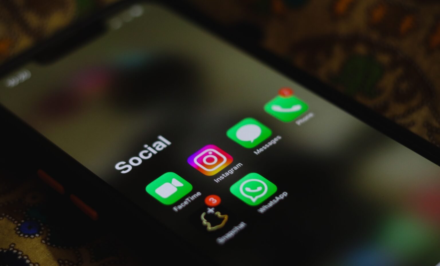 Applications de messagerie sur écran de smartphone, illustrant l'intégration de ChatGPT à Apple Messages