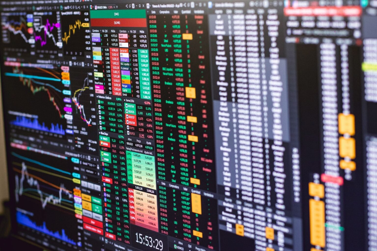 Valorisation DeepSeek IPO : 70 milliards de dollars visés Écran de trading affichant des courbes financières, illustrant la valorisation d'une entreprise d'IA