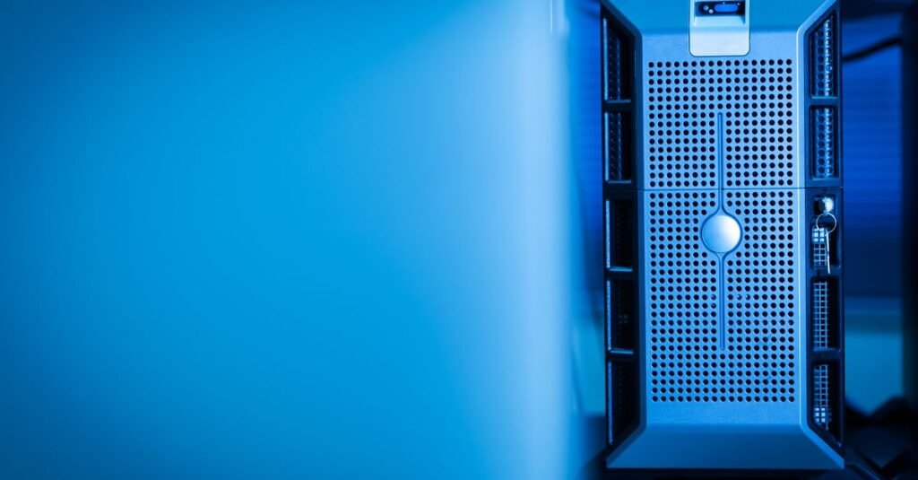 Nvidia alliance IA : 120 entreprises pour sécuriser l’IA ouverte Serveur dans un data center éclairé en bleu, illustrant l'infrastructure de sécurité IA