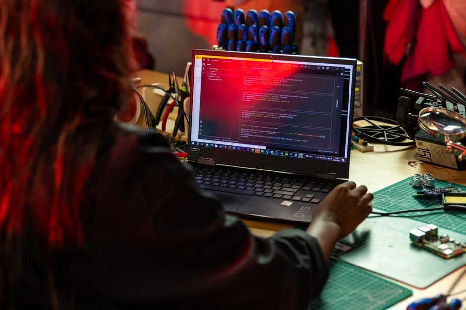 GLM-5.3 : Zhipu revendique le meilleur modèle de code ouvert Code source affiché sur un écran, illustration du modèle GLM-5.3 de Zhipu AI