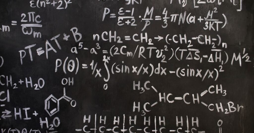 Équations mathématiques complexes écrites sur un tableau noir, illustrant la recherche sur des problèmes mathématiques non résolus