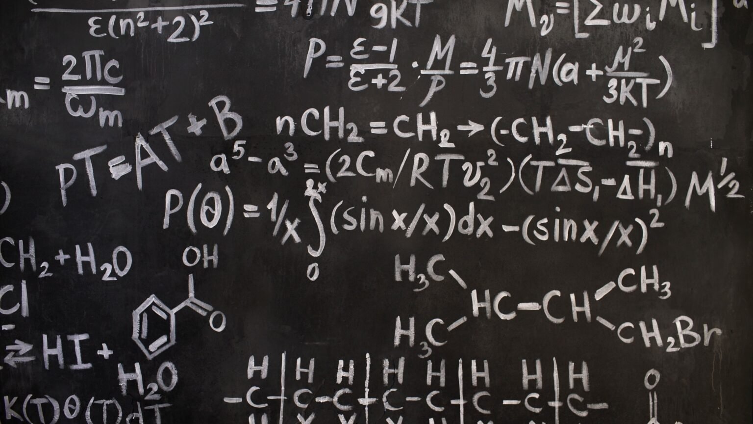 Équations mathématiques complexes écrites sur un tableau noir