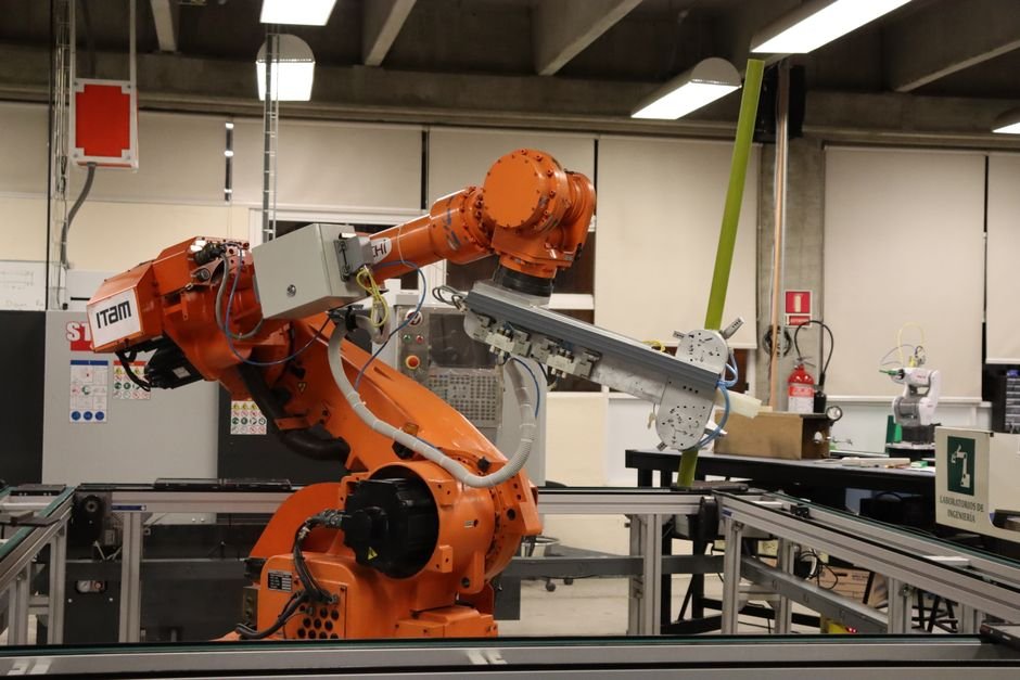 Model Hardware Standard : Anthropic connecte l’IA aux machines de labo Bras robotisé de laboratoire piloté par un agent IA via le Model Hardware Standard d'Anthropic