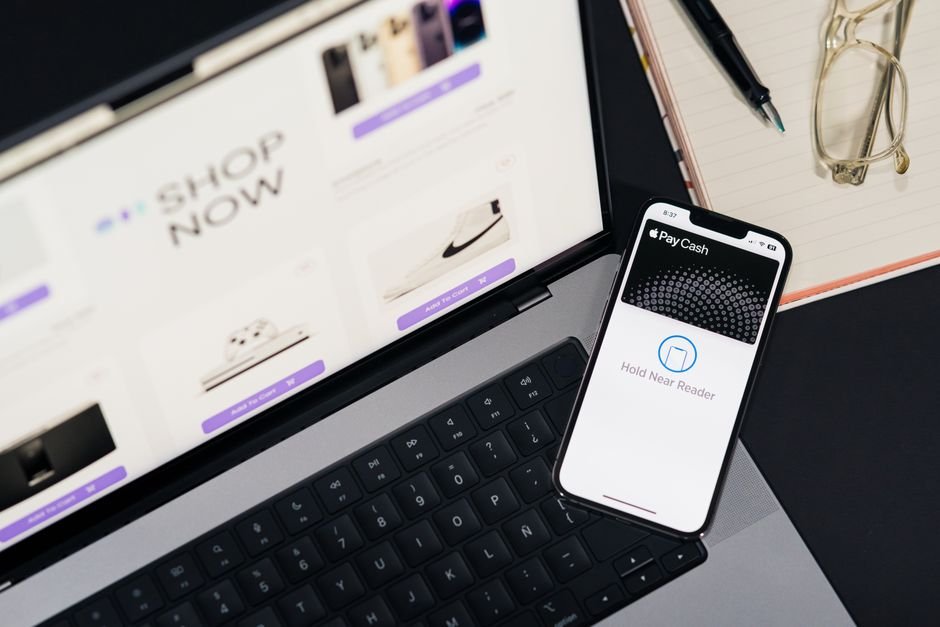 Rachat OpenRouter : Stripe met 7,5 milliards de dollars sur la table Terminal de paiement représentant la fusion entre fintech et infrastructure IA