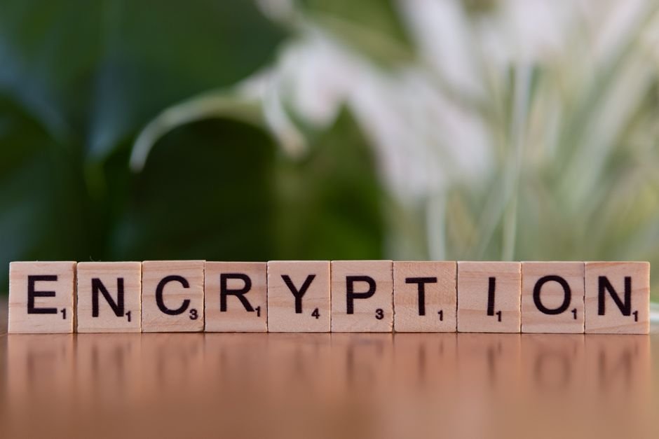 Faille Grok Gemini : des données volées via chiffrement Cubes en bois formant le mot chiffrement, symbole de sécurité et protection des données