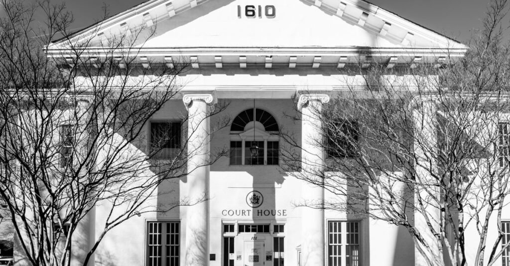 OpenAI discrimination embauche : 3,2 M$ de règlement avec le DOJ Façade d'un tribunal fédéral américain, symbole du règlement du DOJ avec OpenAI