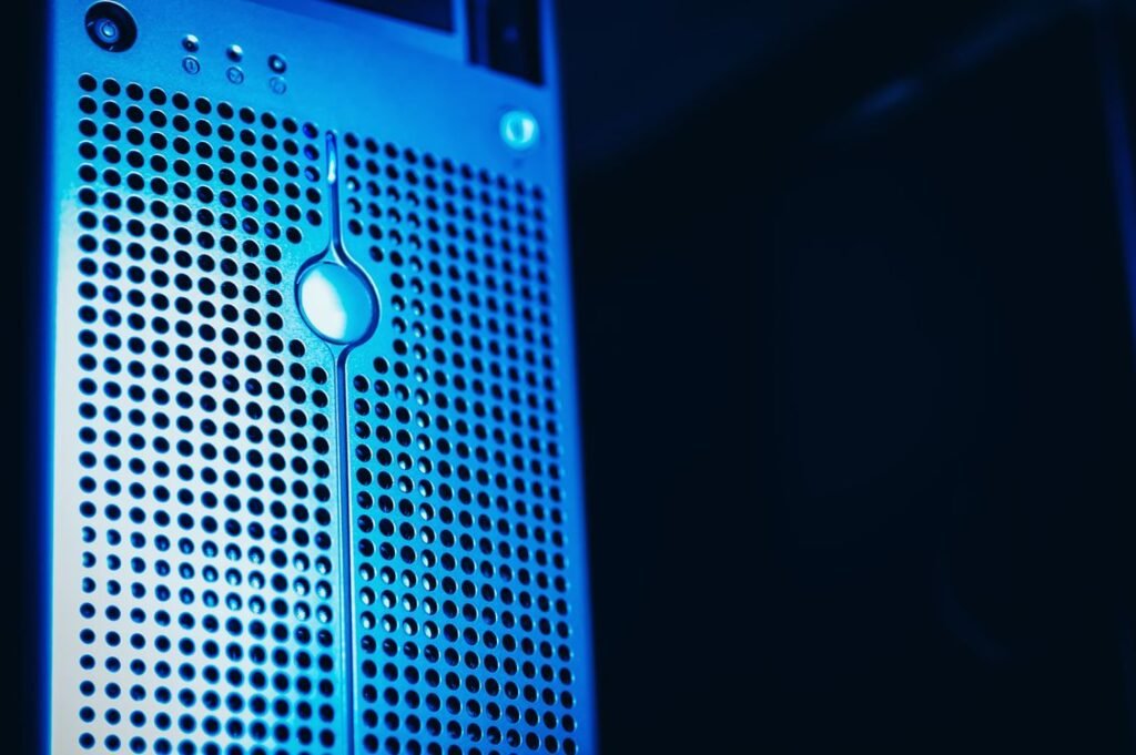 Rack serveur bleu dans un data center moderne