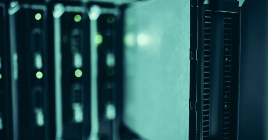 Baies de serveurs dans un data center, illustrant l'infrastructure derrière Cloudflare OS