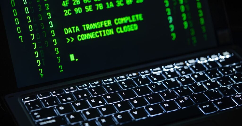 Écran d'ordinateur affichant du code, illustrant les rapports de vulnérabilités générés par IA