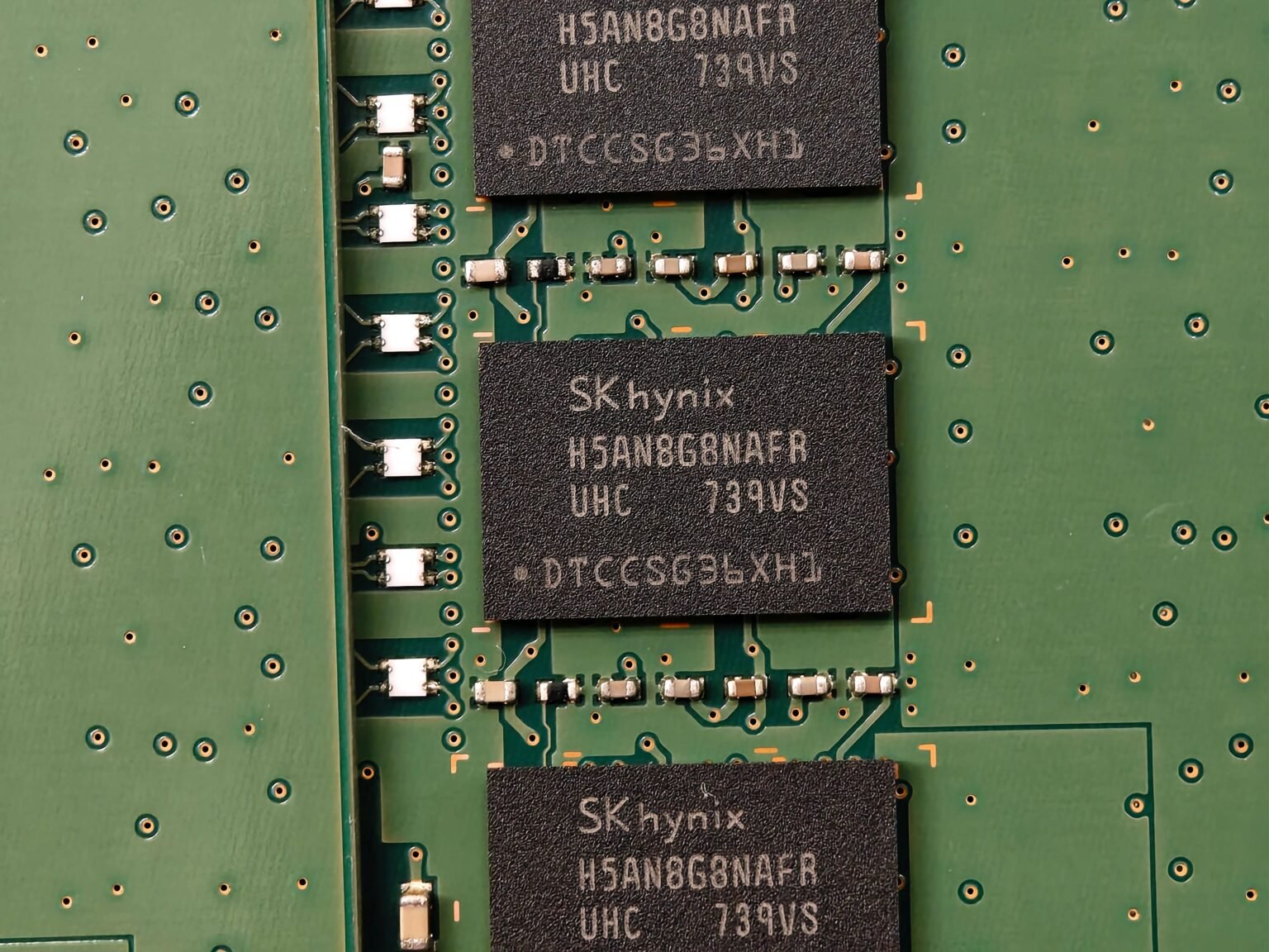 Puces électroniques sur circuit imprimé, symbole de la puissance de calcul nécessaire à Nemotron 4