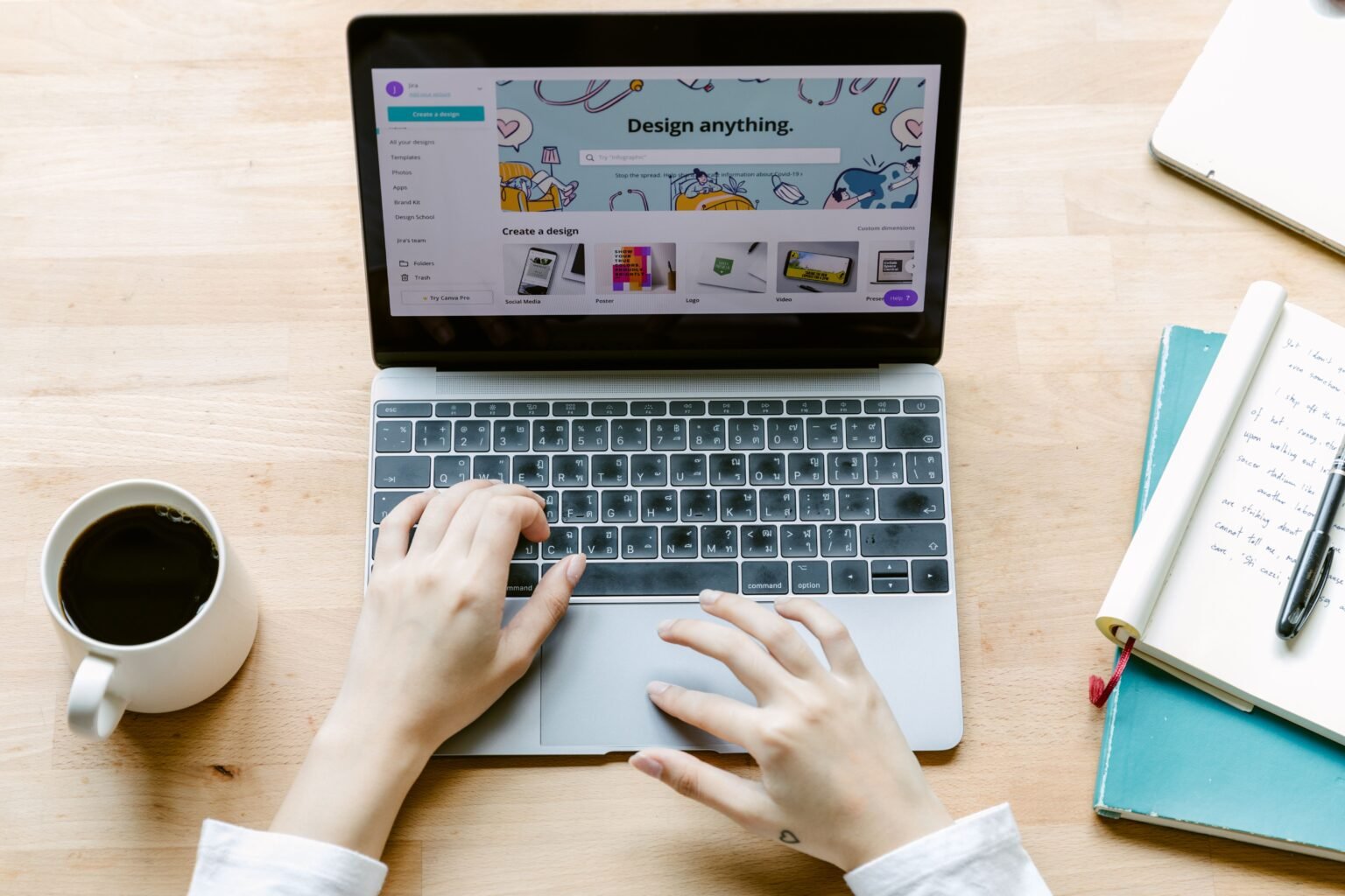 Personne tapant sur un ordinateur portable pour illustrer les prompts de productivité IA