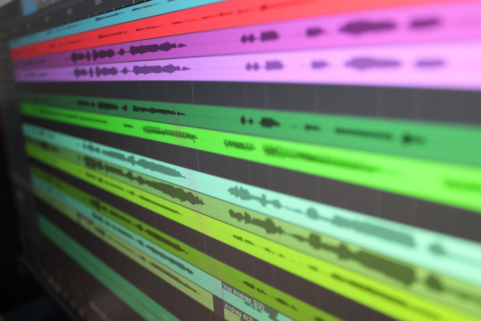 Suno watermark : la plateforme muscle sa lutte anti-spam Gros plan sur une forme d'onde audio dans un logiciel de production musicale