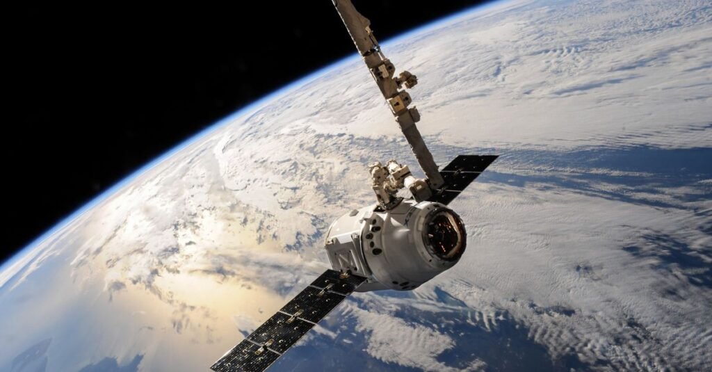 Starmind SpaceX : des centres de calcul IA en orbite Satellite en orbite terrestre, illustration du projet Starmind de SpaceX