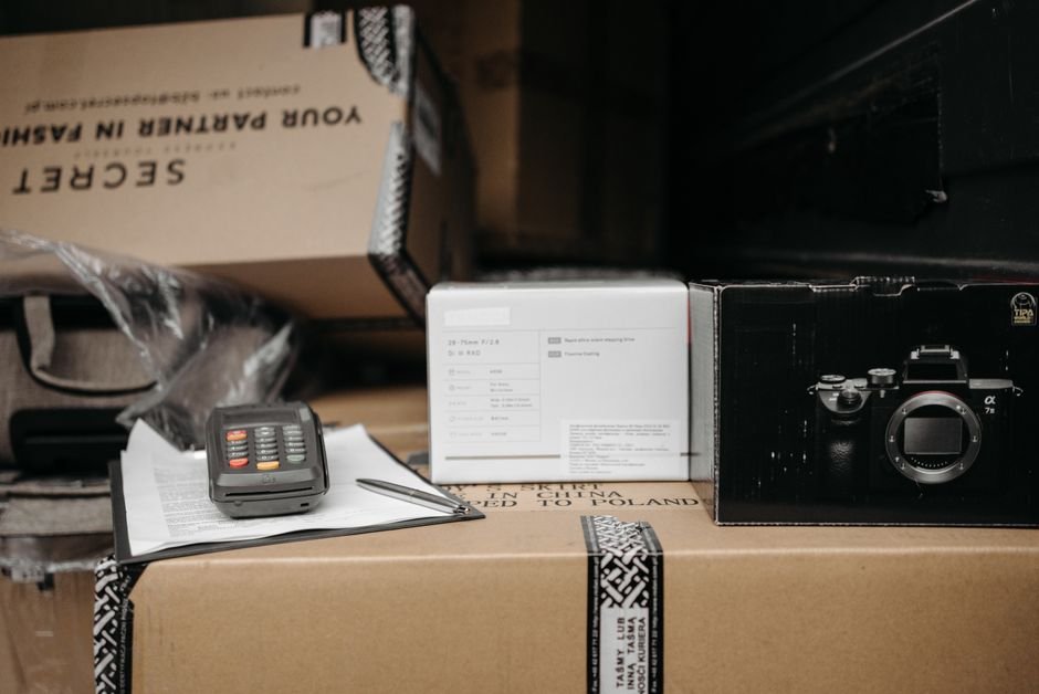 Qwen AI Arena : Alibaba Cloud teste les agents IA sur des cas réels Entrepôt logistique avec cartons empilés, illustrant l'e-commerce transfrontalier testé par Qwen AI Arena