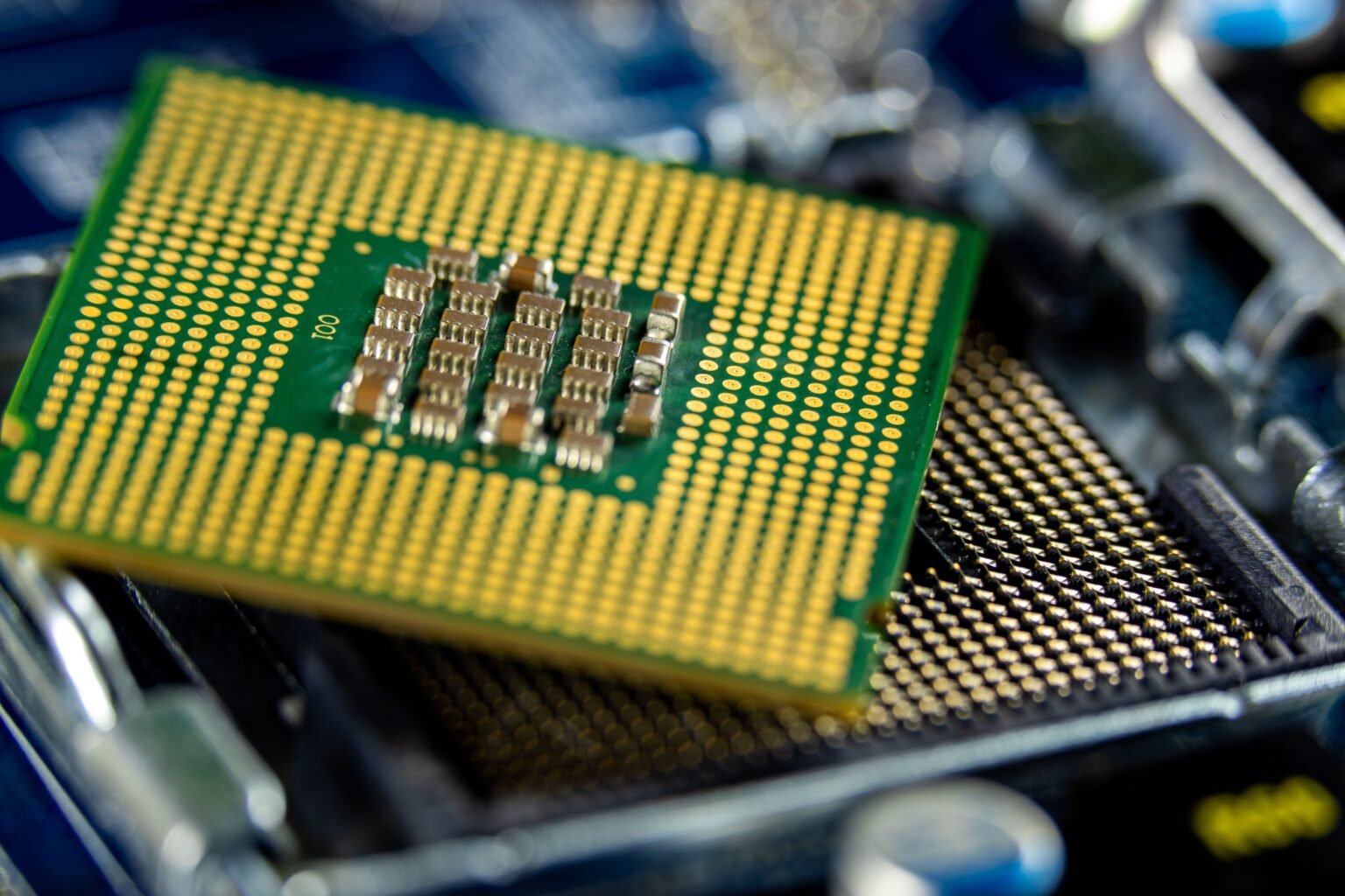 Gros plan sur un microprocesseur, illustration du modèle open source Qwen3.8-Flash-Next