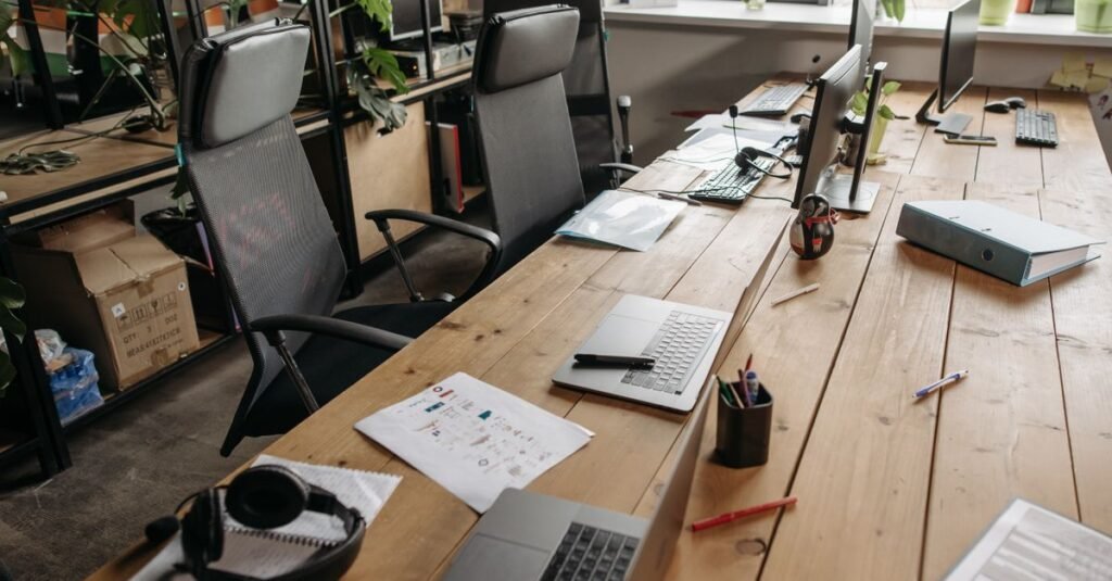 Bureaux d'entreprise tech, illustration des licenciements liés à l'IA chez Meta