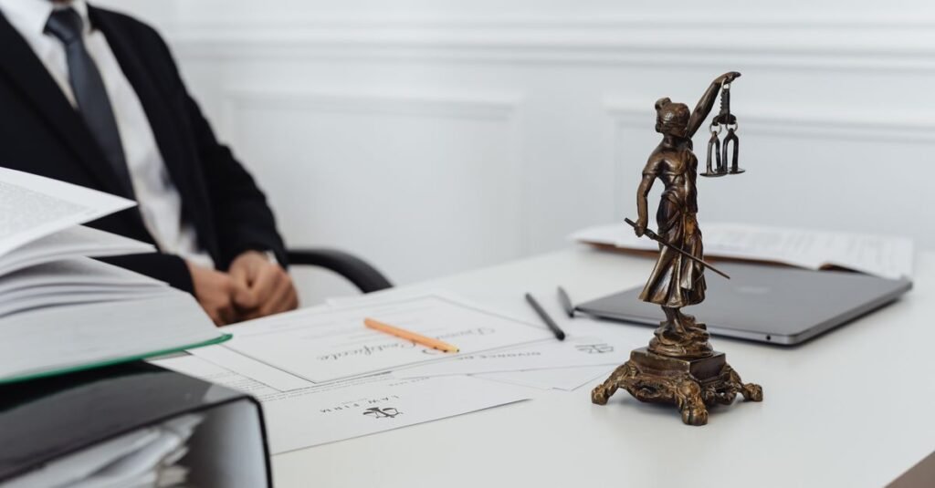 Bureau d'avocat avec statuette de la justice, symbole du litige juridique entre Apple et OpenAI
